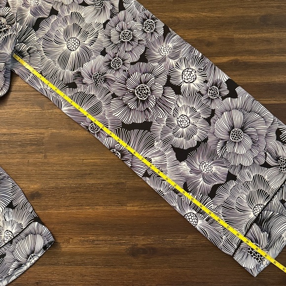 Express Stylist Super High Waisted Satin Pleated Wide Leg Floral Pant 6 Regular - Picture 8 of 15